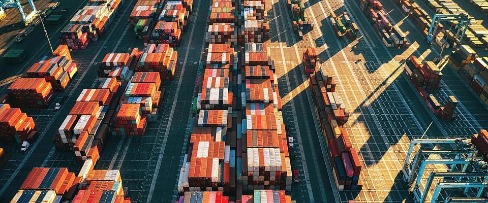 Contenedores alineados en un puerto